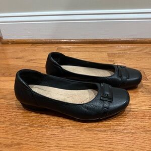 Clarks Women’s Black Leather Flats- Size 8